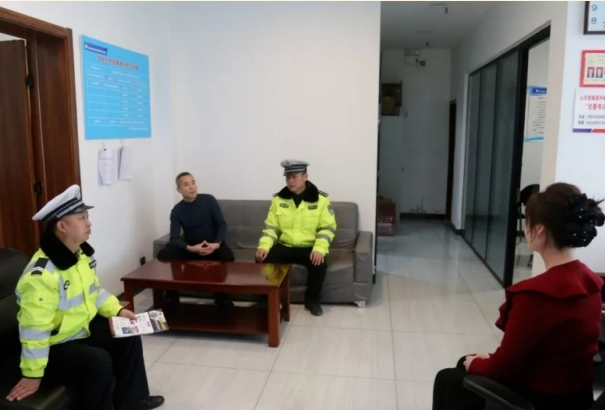 临汾公安交警走进汽车客运站开展春运交通安全宣传教育活动