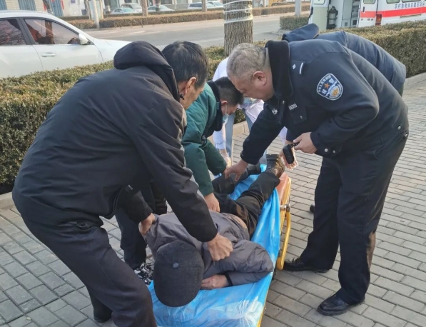 暖心！晨练男子不慎摔倒，长治潞城民警全力予以救助