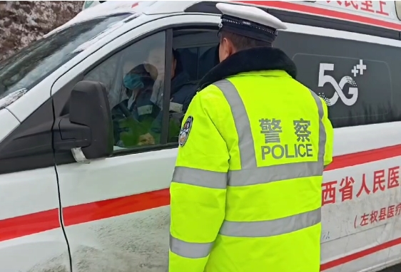 早产孕妇遇暴雪封路  山西交警接力护送打通“生命线”