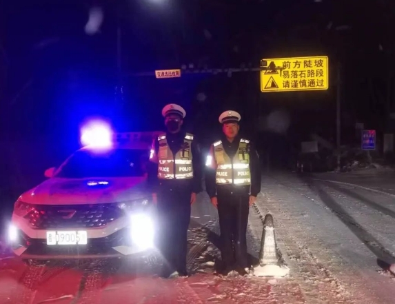 【我为群众办实事】雪天，最温暖的“警”色