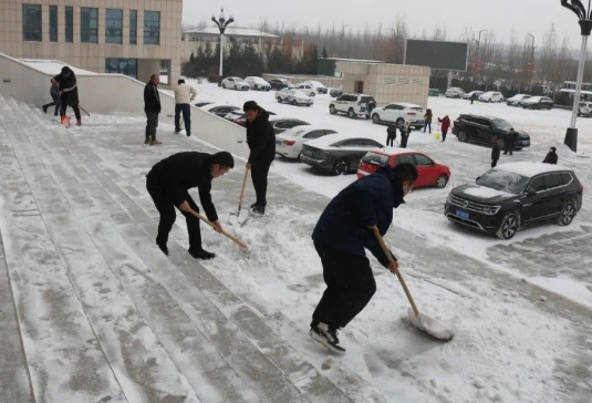 瑞雪兆丰年  检察护新年——山西灵石县人民检察院开展除雪清扫活动