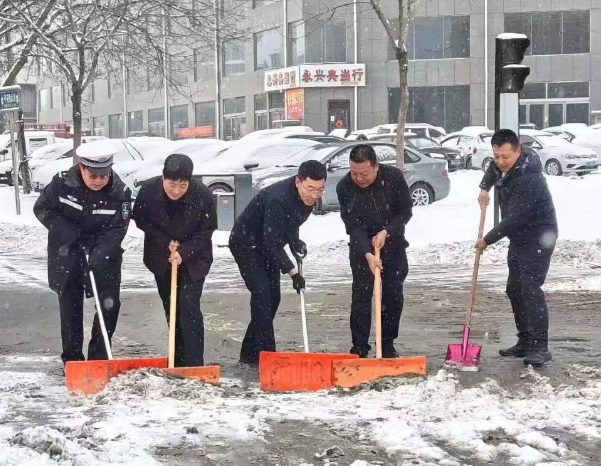 忻州原平市公安局开展铲冰除雪活动