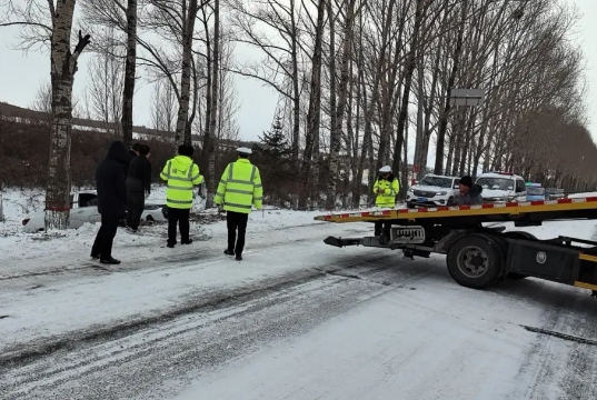 【平安春运 交警同行】风雪里的暖心“警”事儿