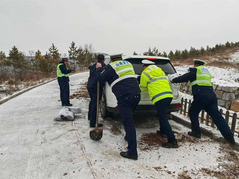 长治：一路雪“警”，处处温情！