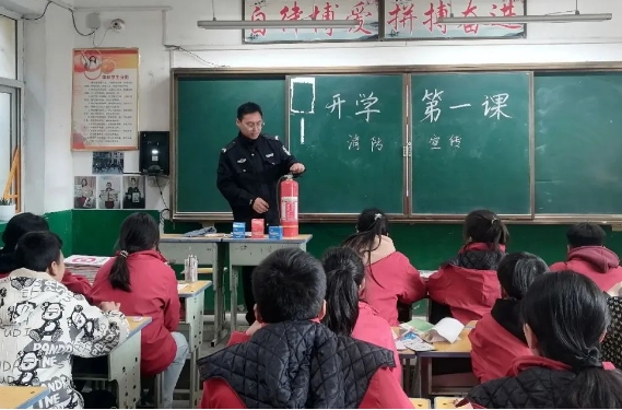 长治武乡公安“开学第一课”，料足还“警”彩