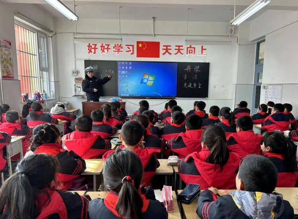 站好“护学岗”，上好“第一课”，长治壶关交警全力护航开学季