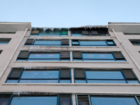 太原万柏林区杜儿坪街道：消除房檐悬冰  网格暖心服务居民