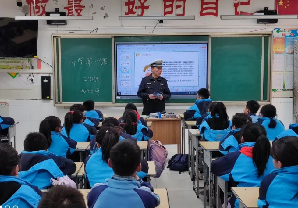 站好“护学岗”，上好“交通安全第一课”，临汾公安交警全力护航开学季