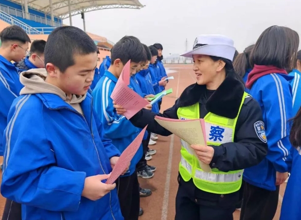 长治沁县交警：农村校园开学季  安全宣讲“不缺席”