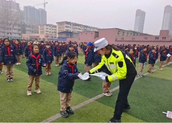临汾公安交警走进辖区校园  护航美好新学期
