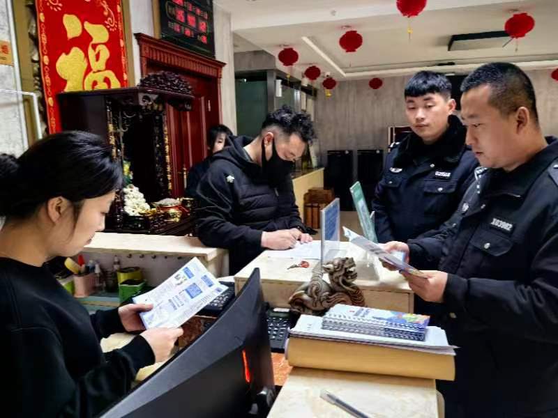 山西介休公安东南所：“警”记雷锋精神  传递法制能量