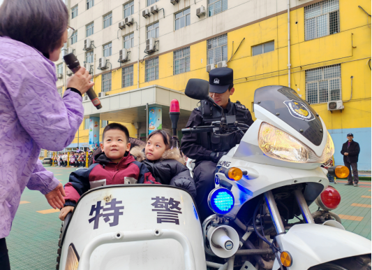 山西介休市公安特警大队联合市第七幼儿园开展学雷锋日系列活动