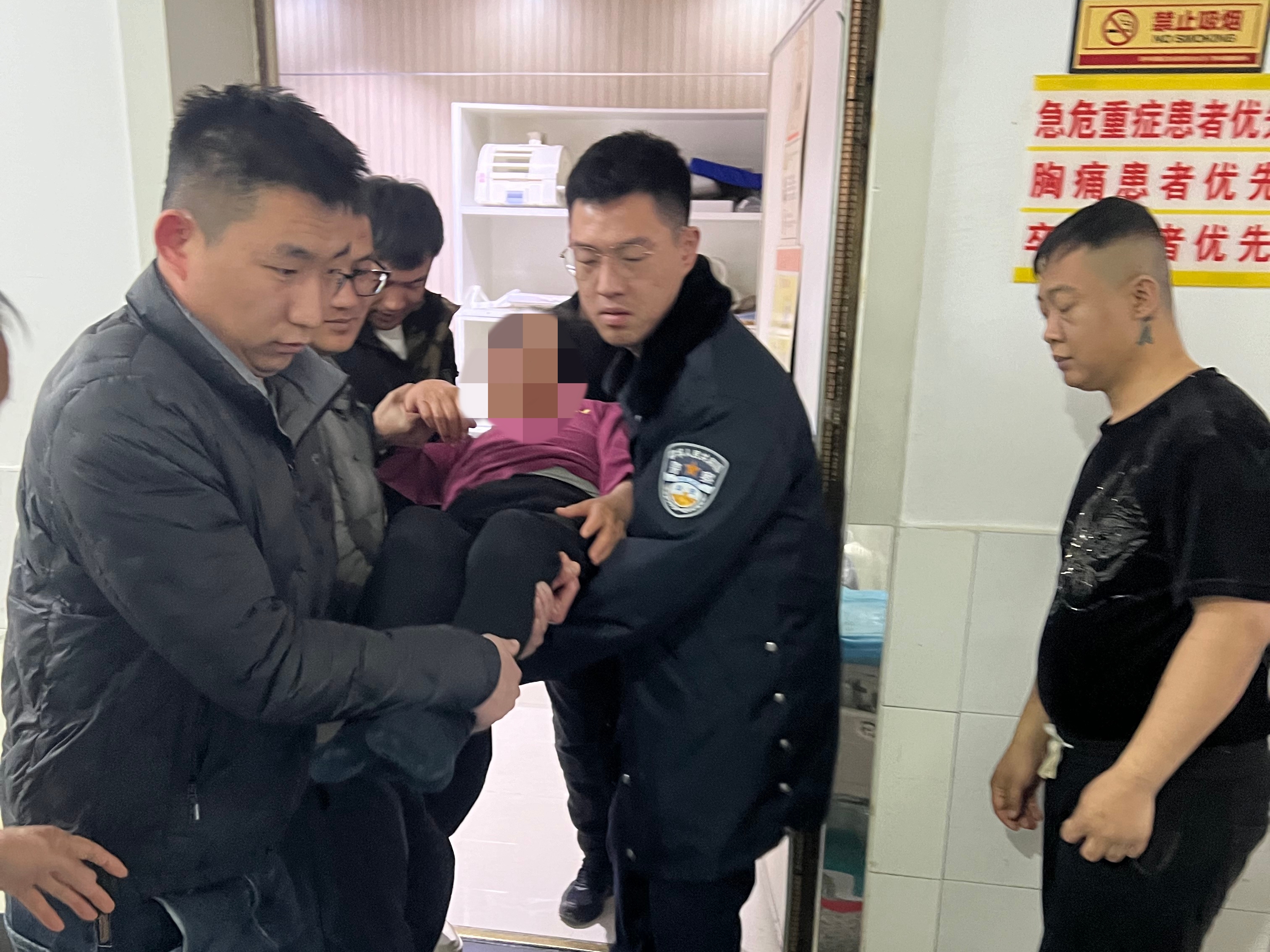 山西左权县公安局石匣派出所：及时救助摔倒老人　让平凡守护如春天般温暖