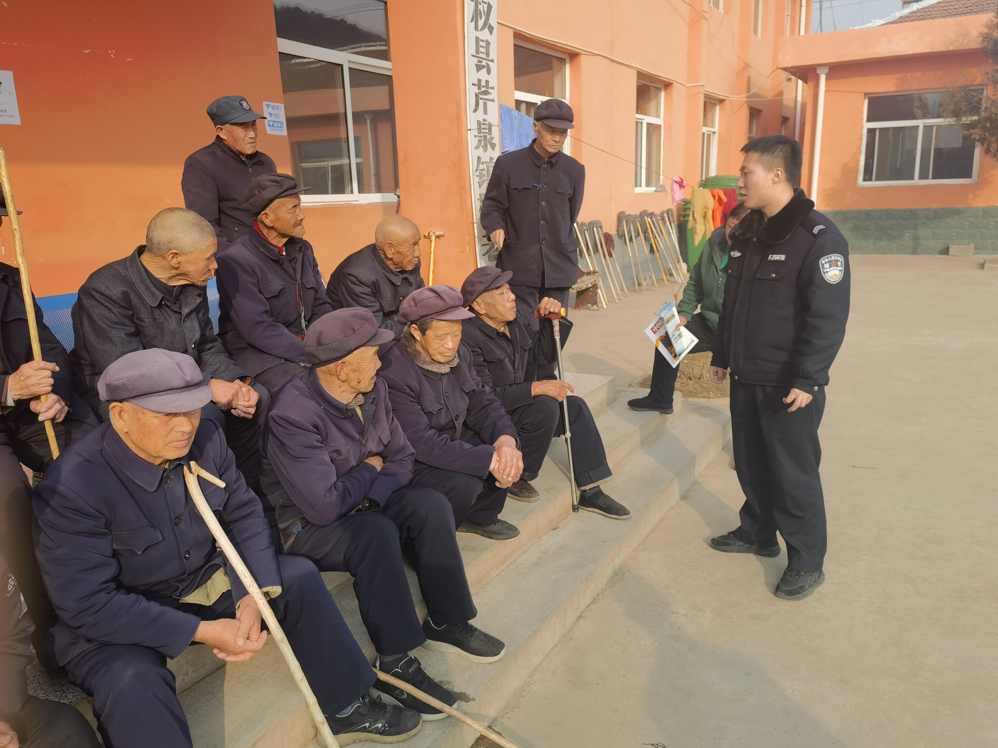 山西左权县公安局芹泉派出所开展学雷锋志愿服务活动