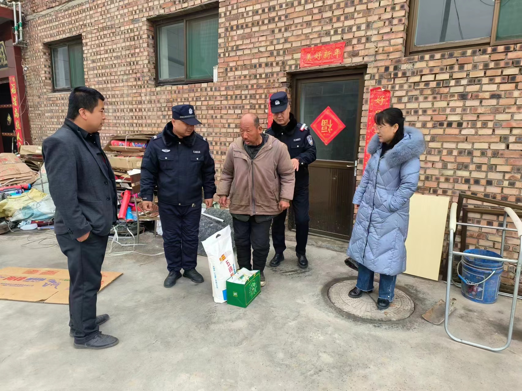 山西介休公安城关所：践行雷锋精神  携手关爱夕阳