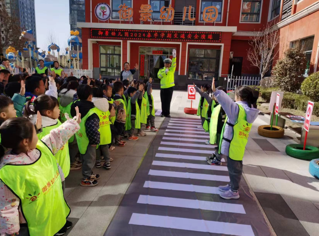 临汾市公安局交警支队直属二大队走进辖区幼儿园开展春季新学期交通安全宣传教育活动