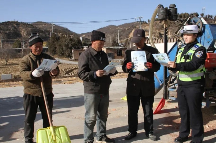 临汾公安交警组织开展春季“美丽乡村行”交通安全主题宣讲活动