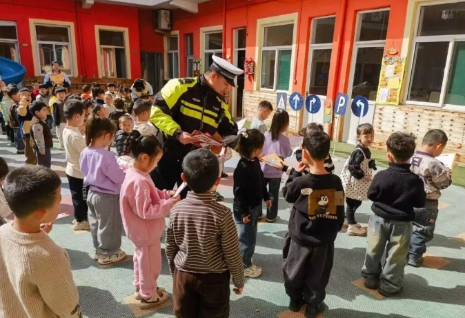 临汾公安交警走进辖区幼儿园开展春季交通安全宣传教育活动