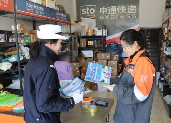 临汾公安交警走进辖区快递公司开展春季交通安全警示教育活动