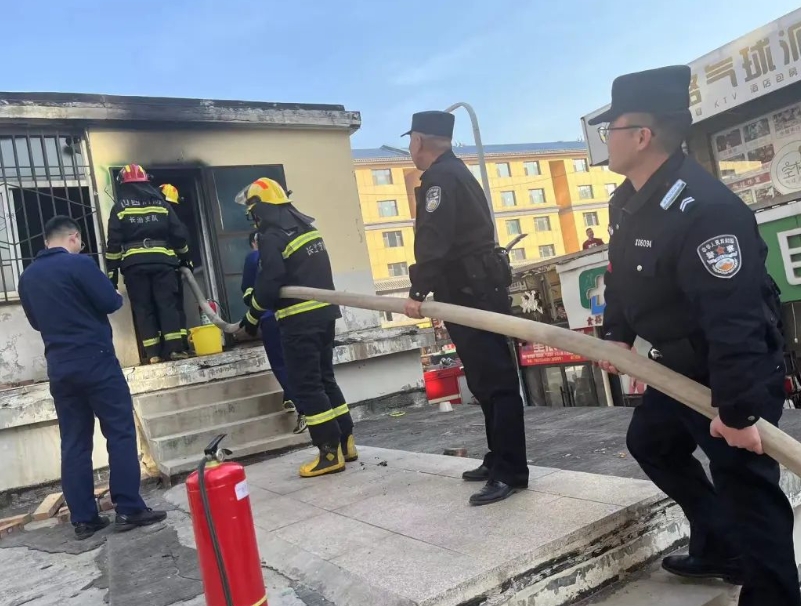 长治壶关：广告牌突发明火，民警逆行而上，变身“烈火英雄”