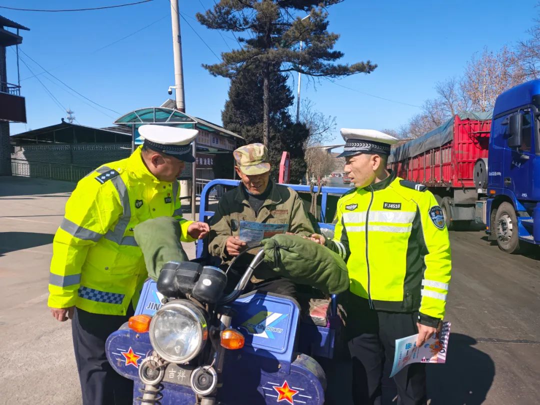 春耕农忙时节 临汾公安交警走进辖区农村开展“农用三轮车禁止载人”主题宣传活动