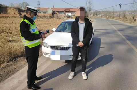 无证驾驶+伪造、变造驾驶证，这个“驾驶员”太不靠谱!