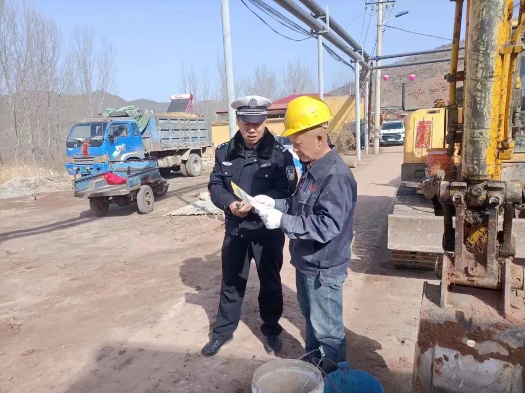 临汾公安交警开展“进城务工忙 交安记心上 ”交通安全主题宣传教育活动