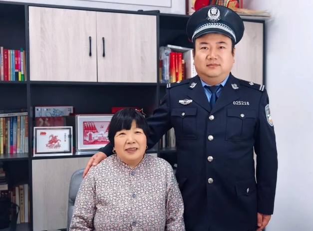 爱警母亲——张翠平用爱守护两个儿子的从警之路