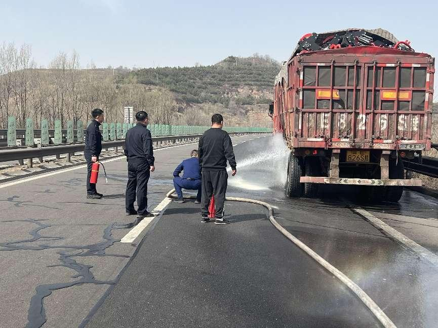 山西左权：货车高速自燃  民警紧急救助