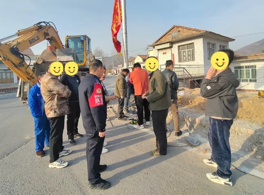 长治黎城：宣传牌占“C位”闹心！ 民警“挪”出心宽眼亮