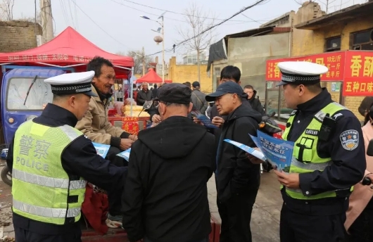 临汾公安交警走进辖区农村巧借集市庙会话安全