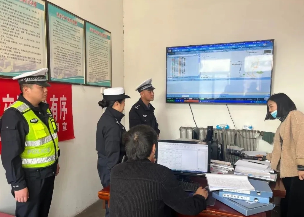 临汾公安交警走进危化品运输企业开展交通安全隐患排查及警示教育活动