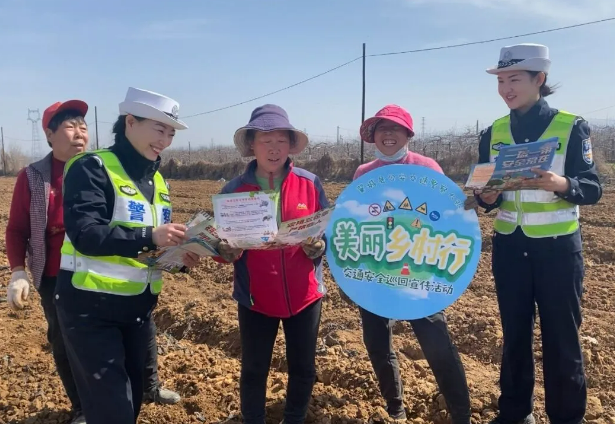 春耕正当时  临汾公安交警走进辖区田间地头“唠”安全