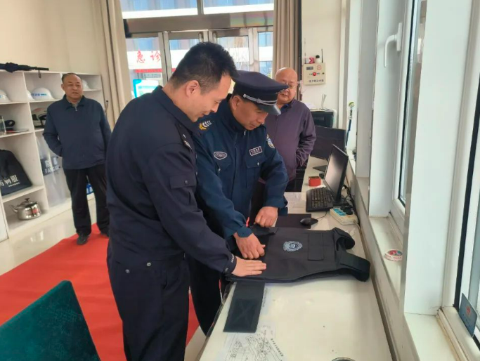 山西灵石公安治安大队对辖区重点单位开展安全检查