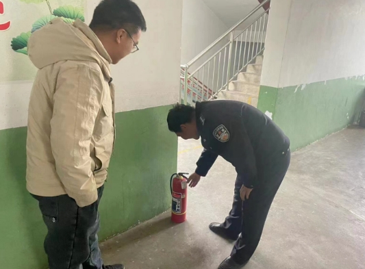 长治壶关县石坡派出所开展校园安全大检查