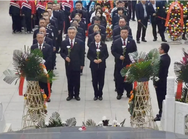 缅怀革命先烈  赓续红色血脉——吕梁离石区人民检察院开展清明祭英烈活动