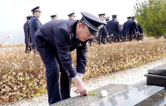 长治武乡县公安局组织开展“清明英烈  祭扫缅怀”活动