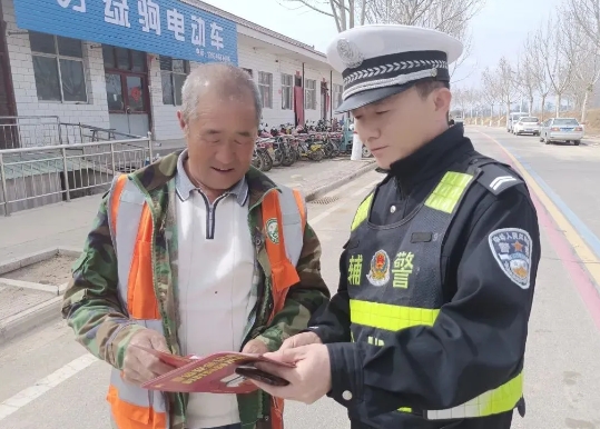 临汾公安交警走进辖区农村针对“一老一小”重点群体 开展春季交通安全宣传教育活动