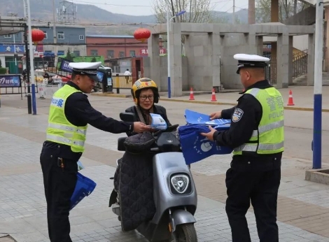 临汾公安交警走进辖区社区开展春季交通安全宣传活动  安全守护永不“降温”