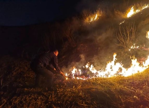 长治潞城：巡逻中突遇着火点  民警紧急速扑救