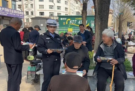 长治壶关交警进公园开展老年人交通安全宣传活动