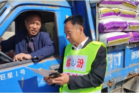 临汾公安交警开展道交法颁布20周年宣传暨严禁农用车及三轮车违法载人主题宣传活动