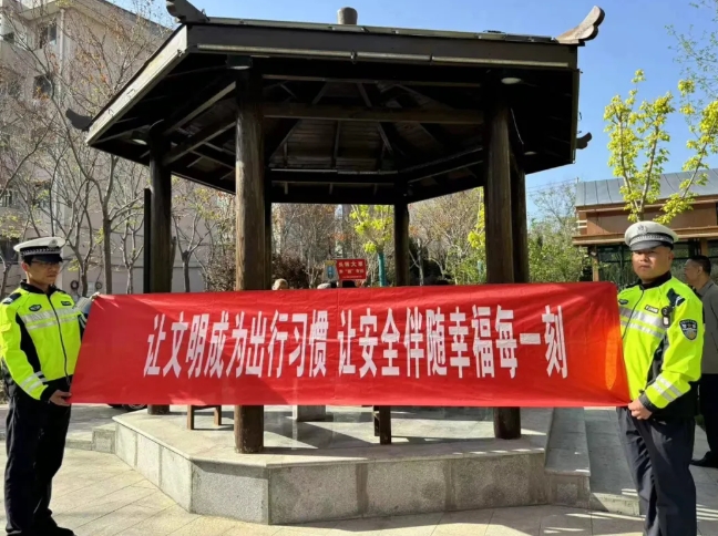 临汾公安交警走进辖区公园 关注重点群体 开展“道交法颁布20周年”主题宣传活动
