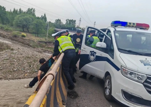 有“警”无险！男子跳桥欲轻生，关键时刻临汾公安交警出手了......