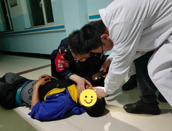 看到警察的那一刻，我就看到了希望！