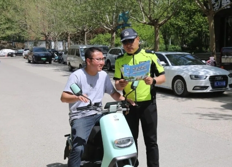 临汾公安交警走进辖区社区开展春季交通安全宣传教育活动
