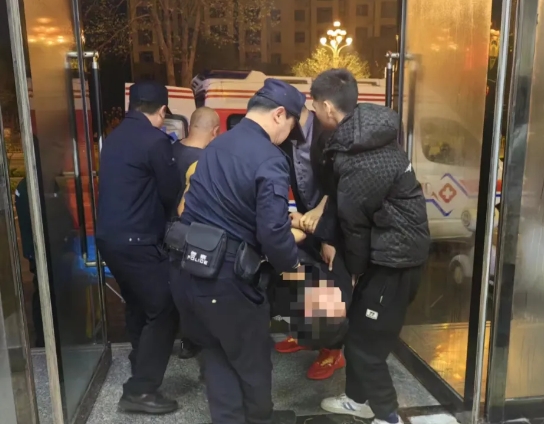 长治潞城：“警”心暖民心  民警紧急救助癫痫病人