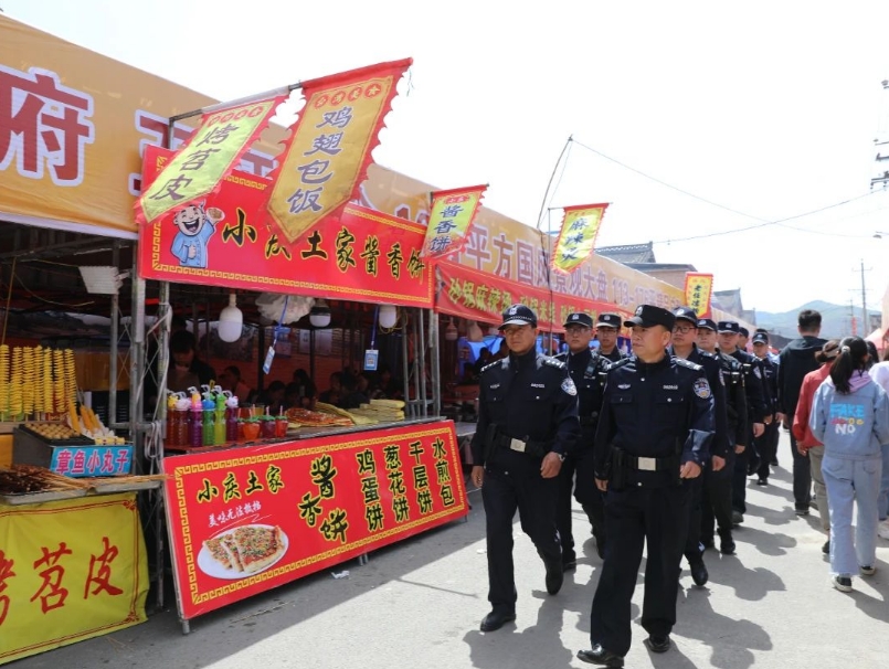 运城绛县东华山古庙会中的景中“警”