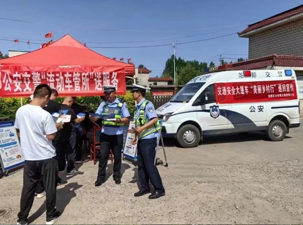 临汾公安交警积极开展《道路交通安全法》实施20周年主题宣传活动