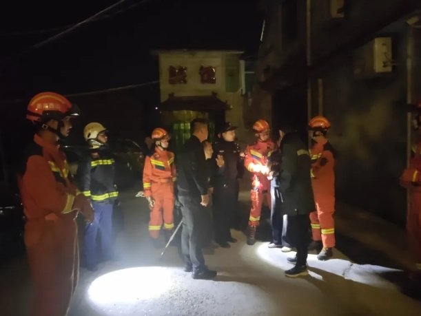 长治沁源：生死瞬间！民警楼顶拽回轻生女！